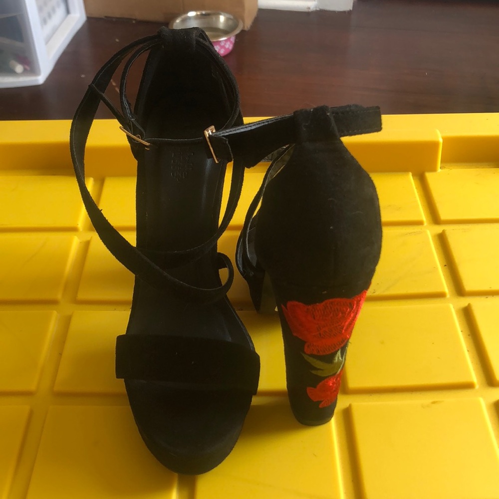 Chunky black flower heel